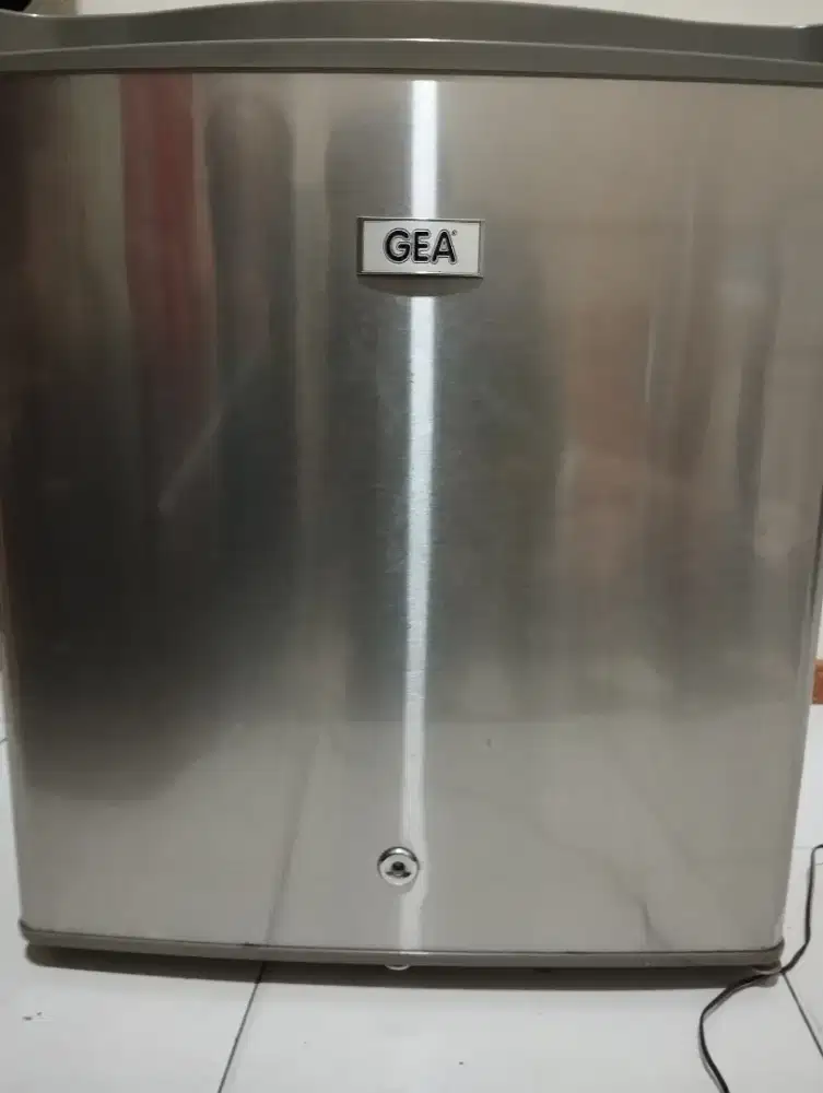 Kulkas mini mrek GEA