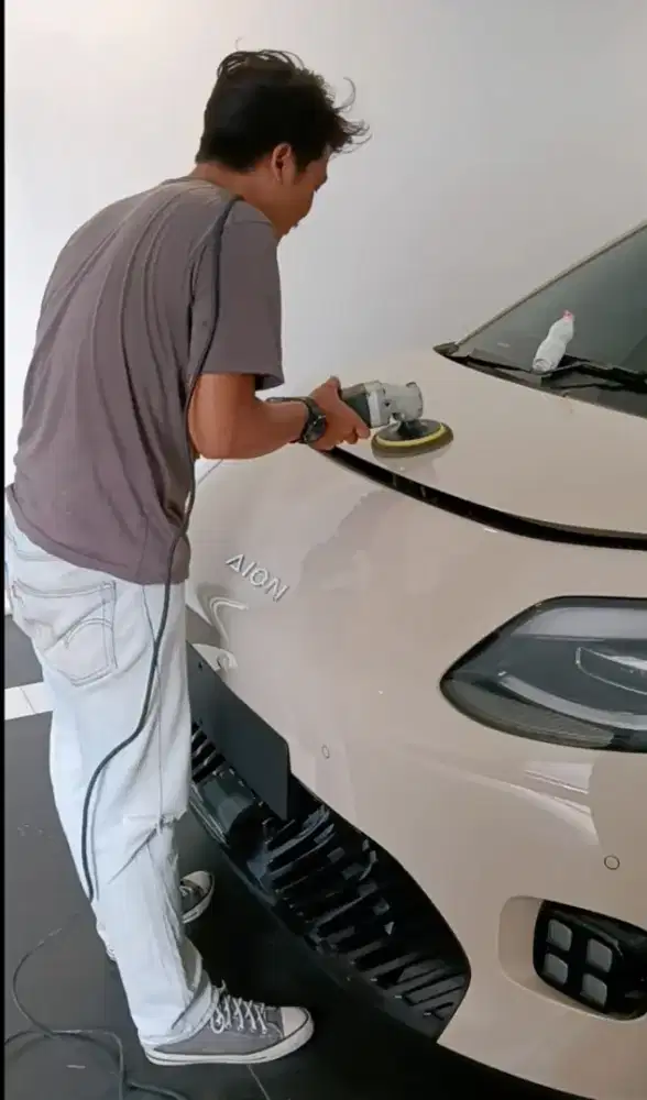 Dicari jasa tukang poles mobil baru.