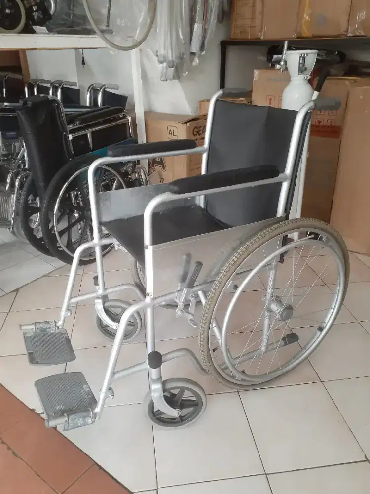 Kursi roda standart bekas