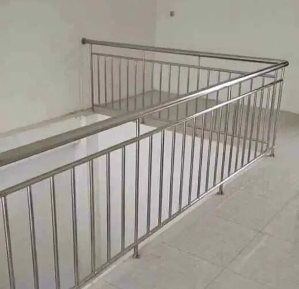 Pemasangan reling tangga full stanlis
