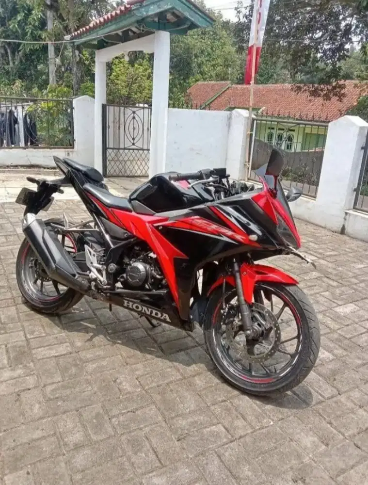 DIJUAL HONDA CBR 150R