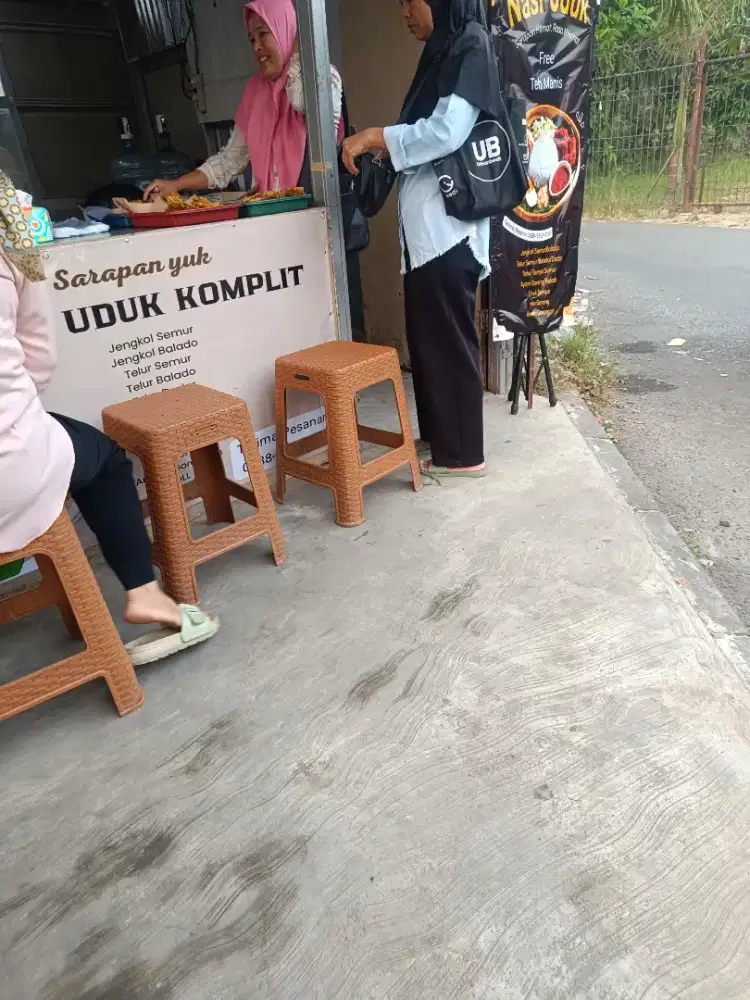 Over murmer warung ramai deket stasiun rawabuntu