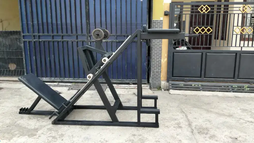 Alat olahraga. Alat gym. Alat fitnes. Leg press