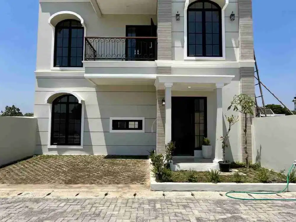 Rumah Baru Klasik Modern 2 lantai dalam Perumahan di Maguwoharjo Dekat Kampus UNRIYO dan Pasar Stan
