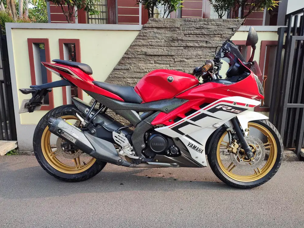 R15 V2 tahun 2015 merah putih