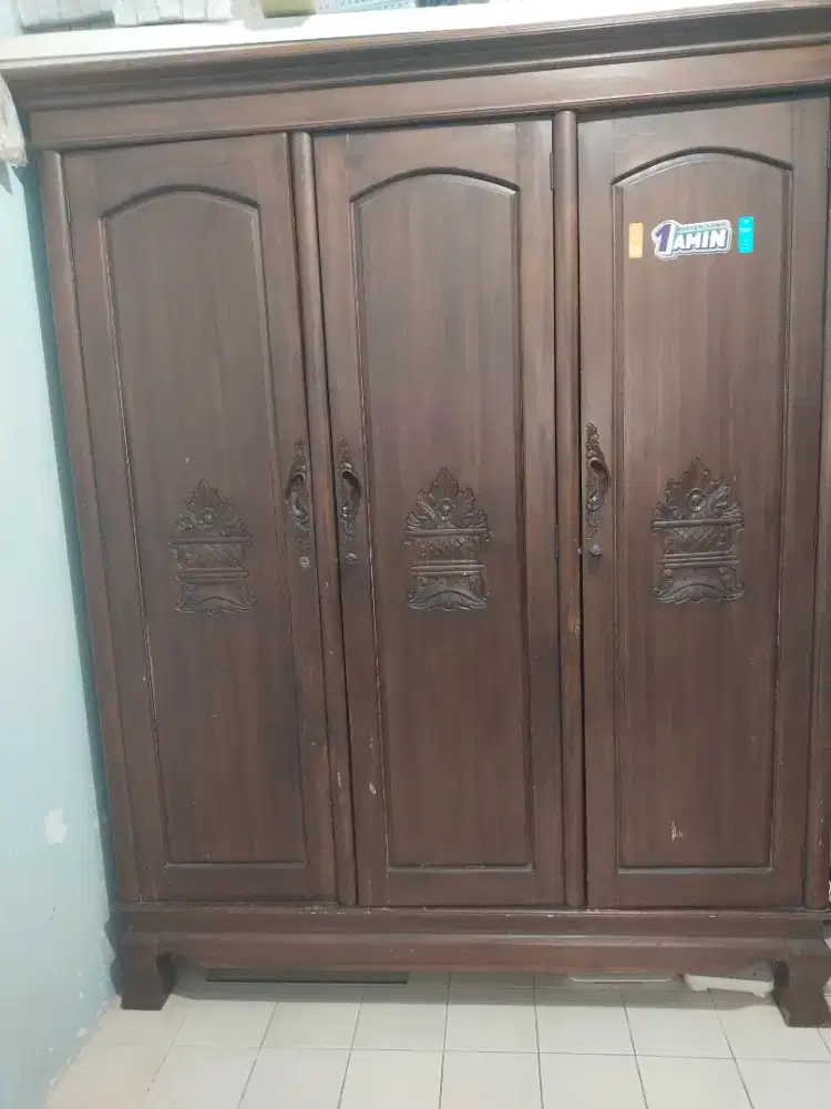 Bismillahirrahmanirrahim dijual lemari pakaian kayu jati 3 pintu