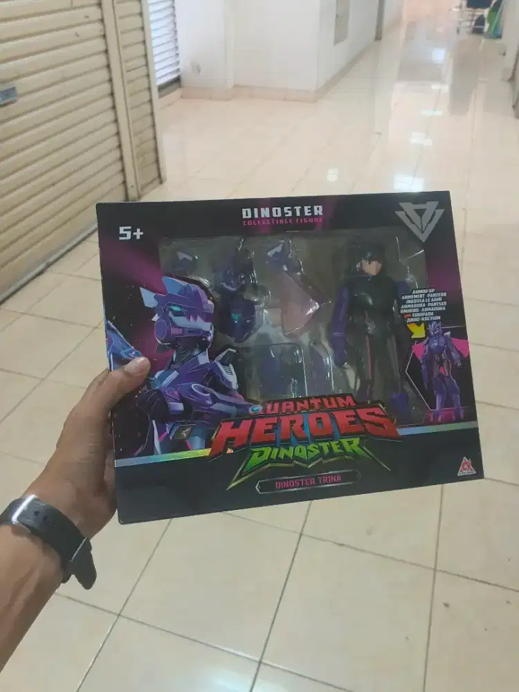 Quantum Heroes Dinoster Trina purple action figure