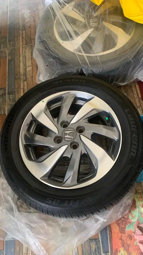 Velg Bekas Ring 15 Copotan Honda Mobilio + Ban