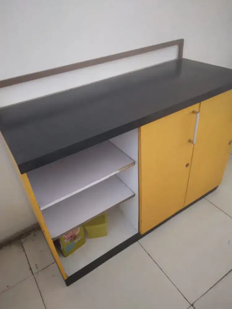 Meja lemari bekas kasir cafe