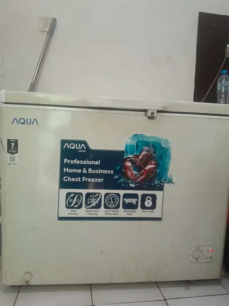 Plizer merek AQUA.barang  masi 100% ok ,dingin kaya di salju