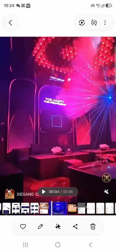 Bar karaoke tersebut saat ini sedang merekrut gadis-gadis cantik