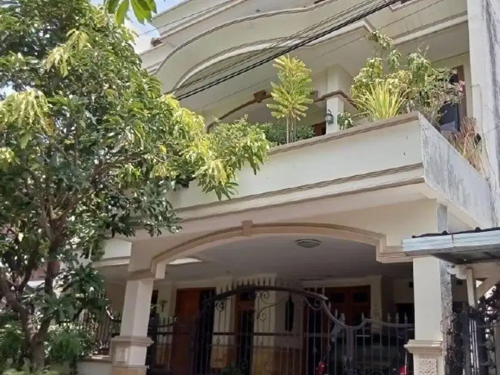 Rumah 3 Lantai Bagus Semi Furnished  SHM di Manyar Tampotika