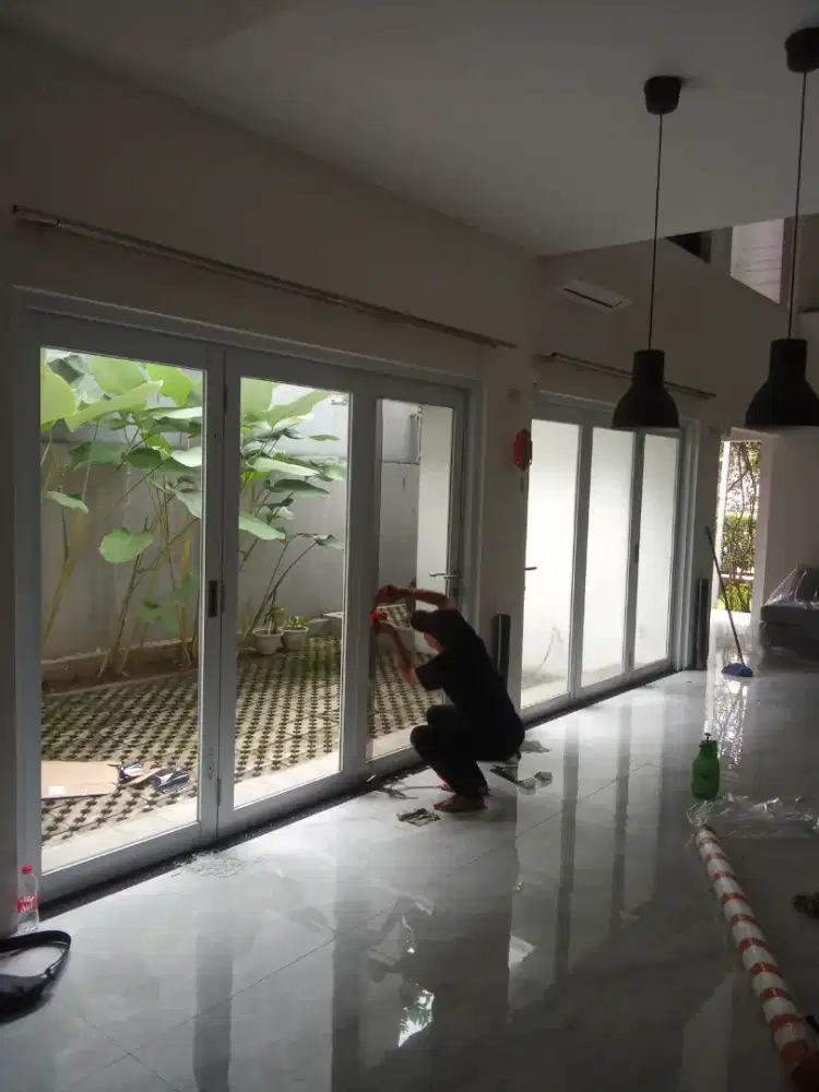 Jasa pasang sticker kaca film gedung