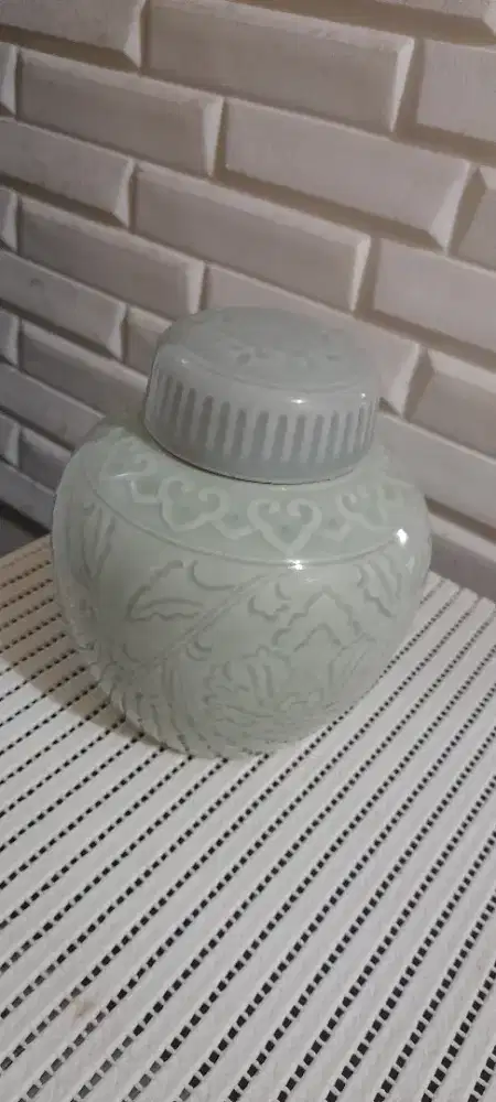 Guci Celadon Antik