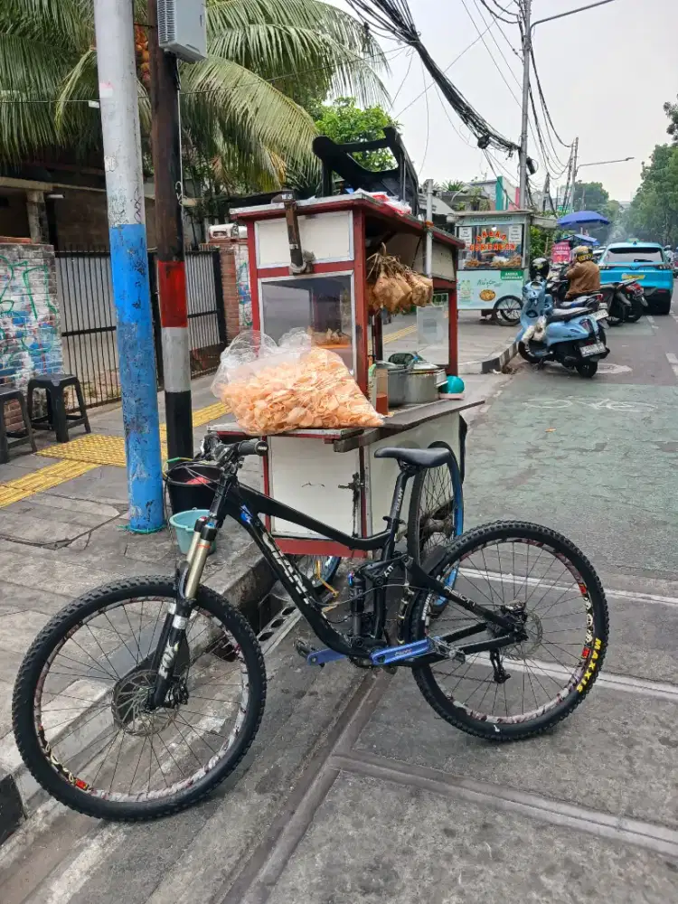 SEPEDA MTB FULLSUS GIANT REIGN 2