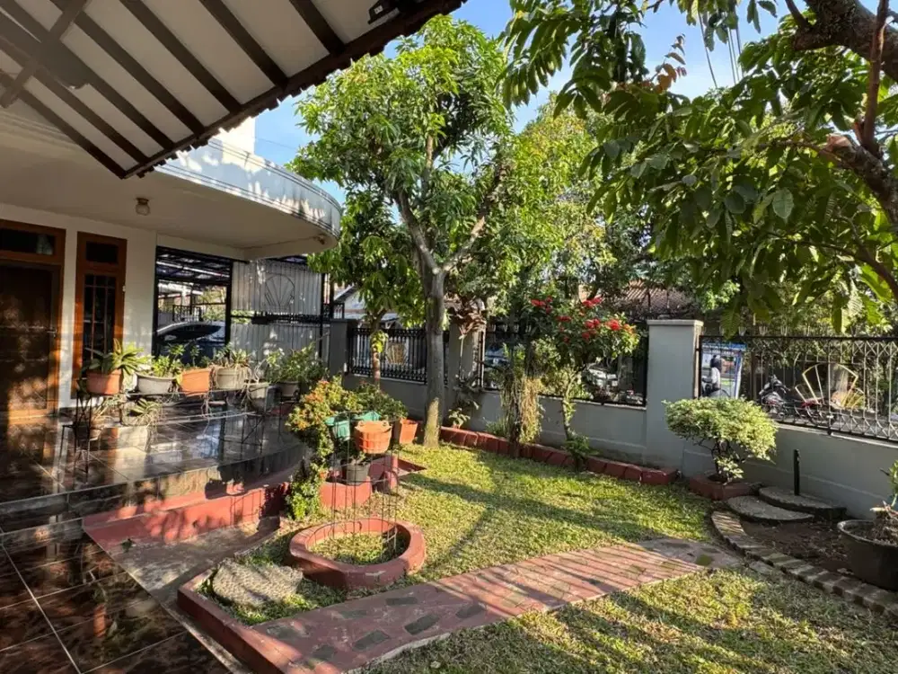 TERMURAH DIJUAL RUMAH POSISI HOEK NYAMAN SIAP HUNI LOKASI DI JALAN UTAMA SOEKARNO HATTA MARGAHAYU BANDUNG