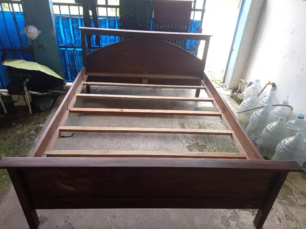 Dipan tempat tidur kayu mahoni asli
