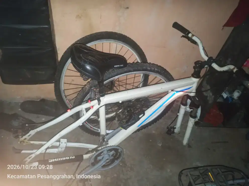 Sepeda sudah tidak terpakai kondisi lengkap