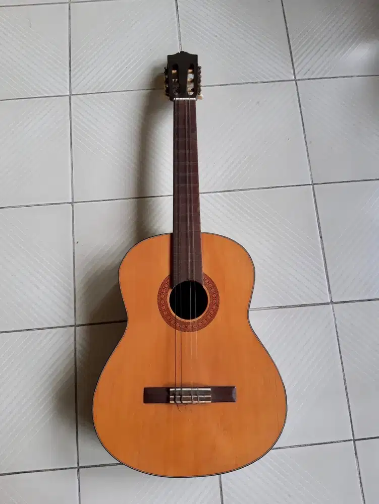 Gitar Yamaha Akustik C-390 Senar Nilon Bagus Kayu Alat Musik Petik