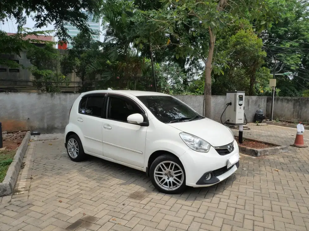 Daihatsu Sirion Deluxe 2012