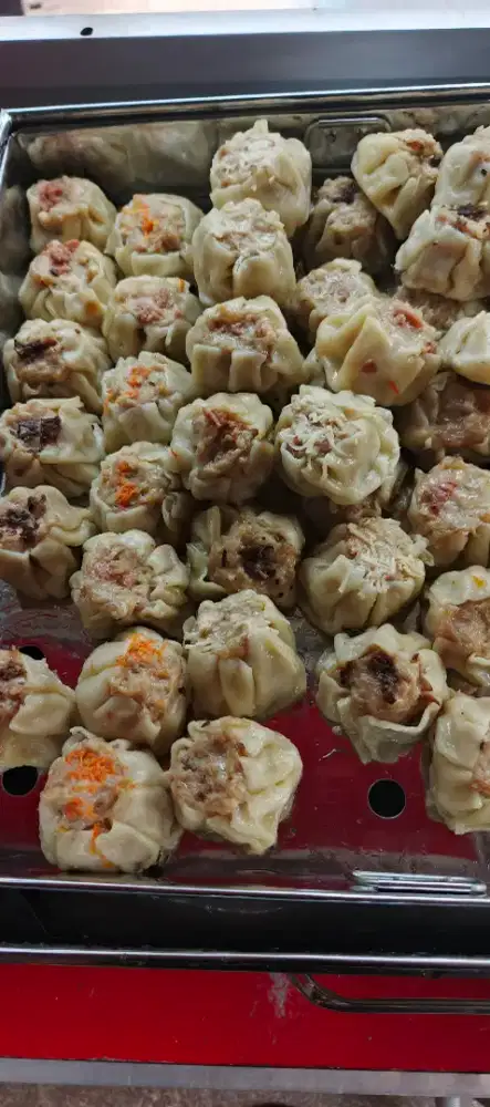 Penjaga grobak Dimsum Dan Es Jeruk