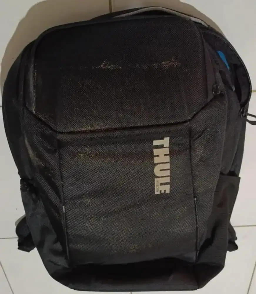 Tas laptop Thule warna hitam bekas kondisi bagus siap pakai
