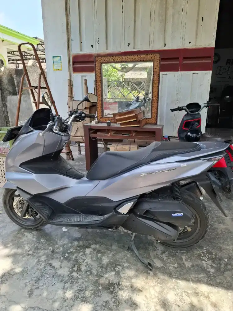 Honda PCX CBS 2024 Warna Silver