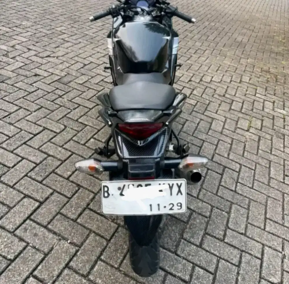 Jual cepat cbr 150 cbu 2013 surat lengkap off 1x plat Bekasi.