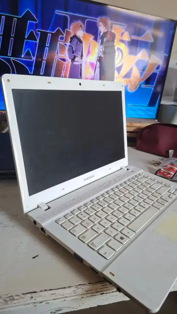 Laptop Samsung Core i3 RAM 4GB HDD 500GB Warna Putih Mulus