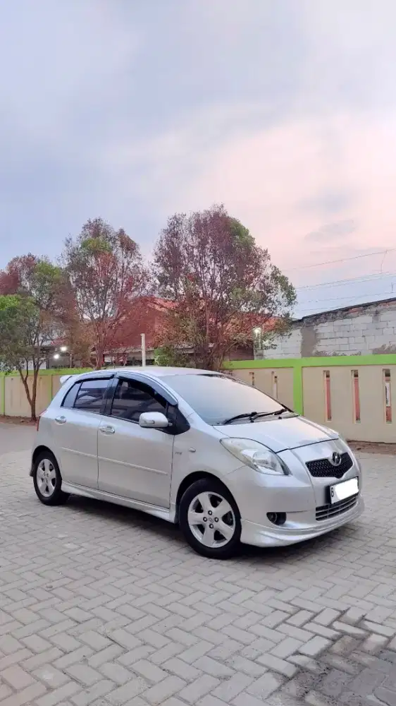 Toyota Yaris S silver metalik