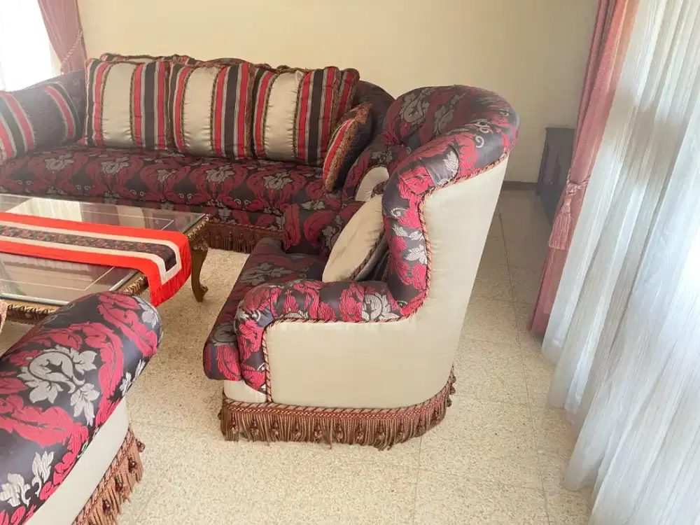Piano, sofa, lemari harga murah. Nego sampai jadi