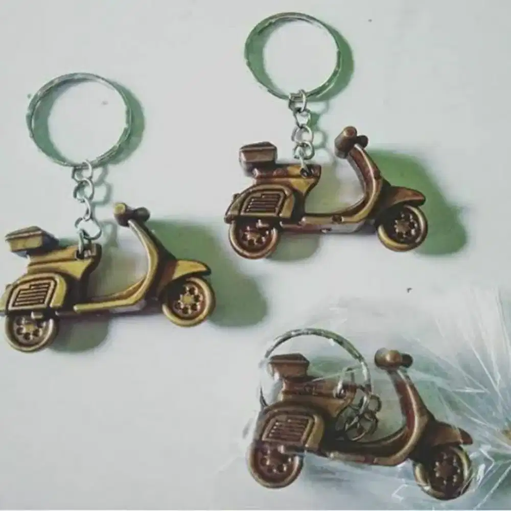 Souvenir gantungan kunci vespa