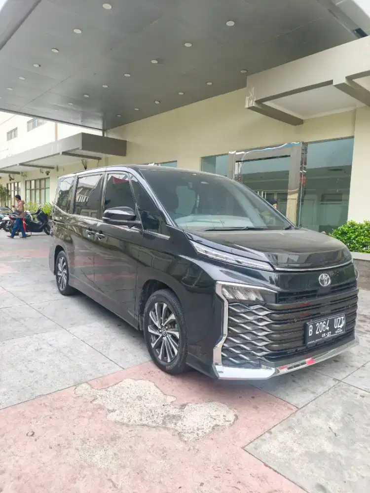 TOYOTA. VOXY.  22