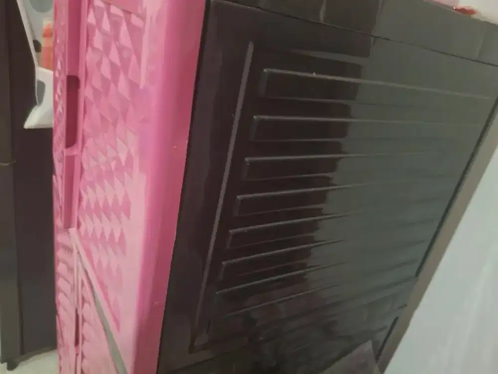 Lemari plastik pink hitam