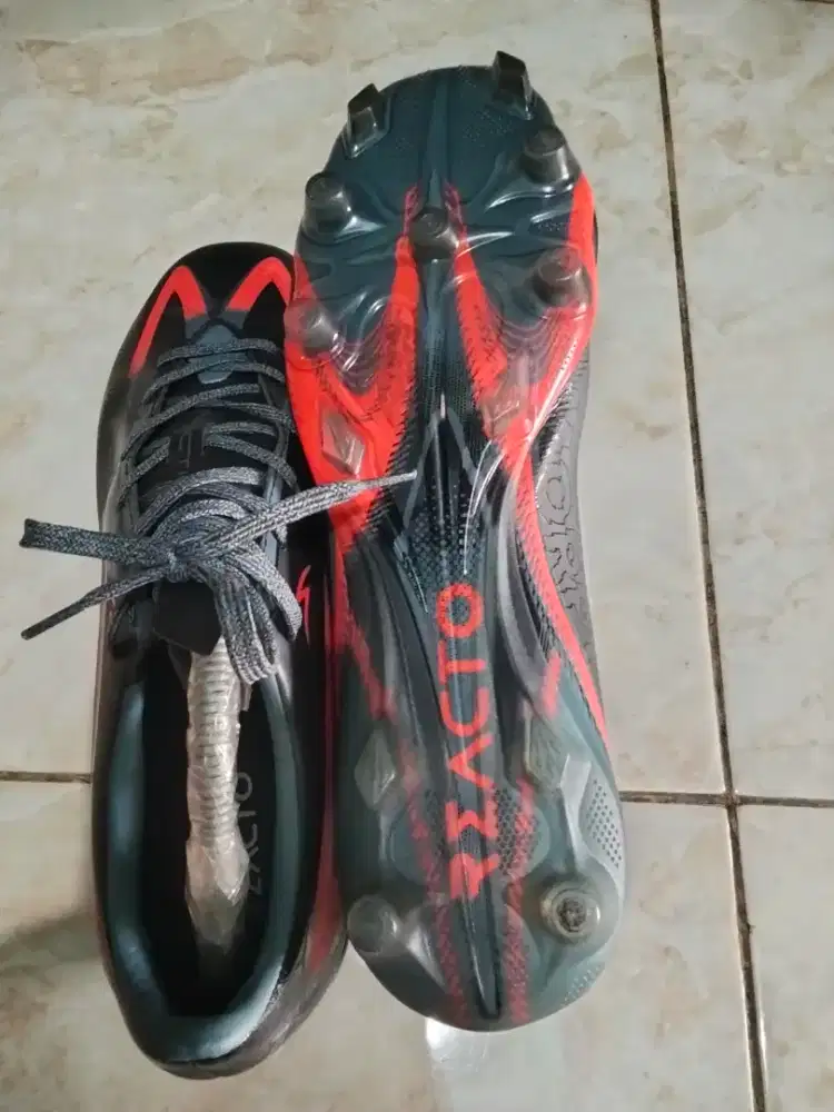 Sepatu soccer edisi reacto