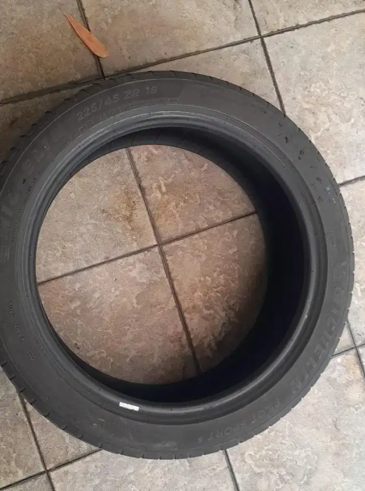 Ban Michelin bekas rp800k per ban. Ada 4 ban