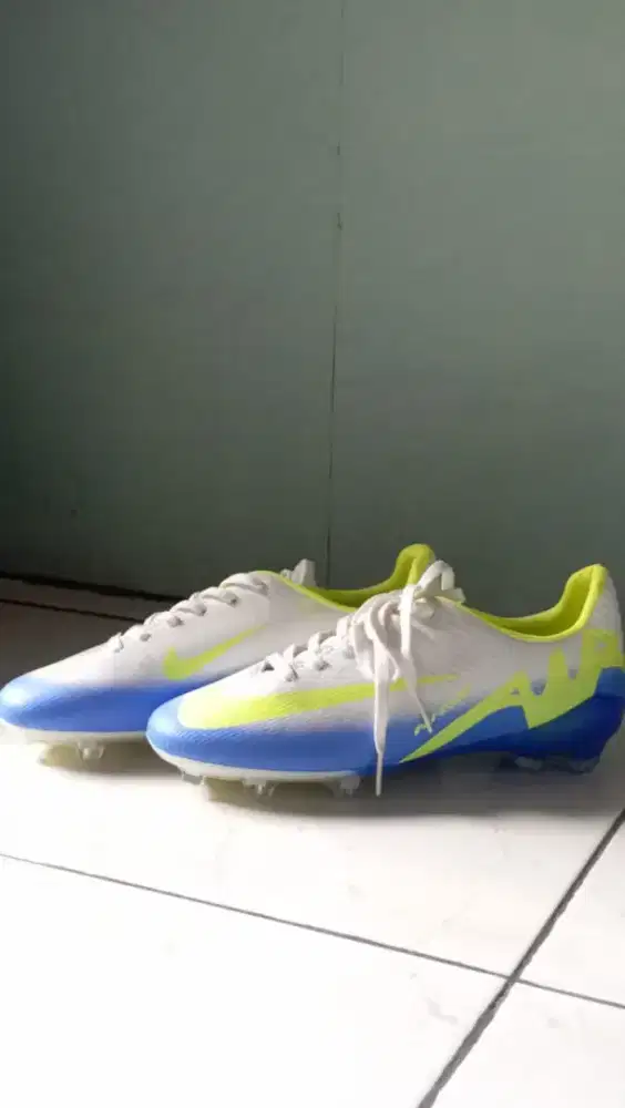Sepatu bola no 39