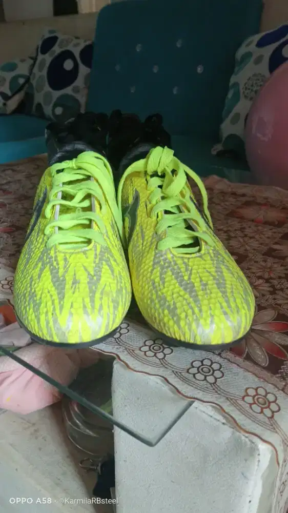 Sepatu bola no 34 ada 2 stell