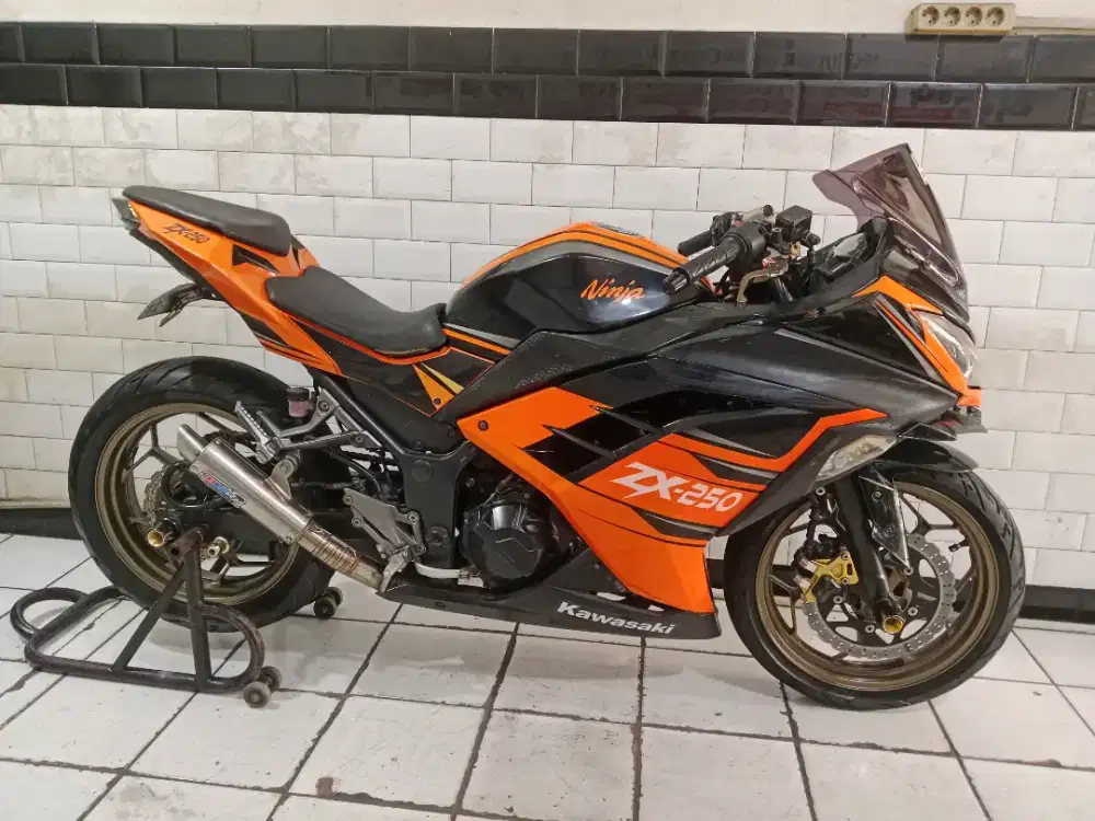 Kawasaki ninja 250 fi tahun 2014 lengkap bagus