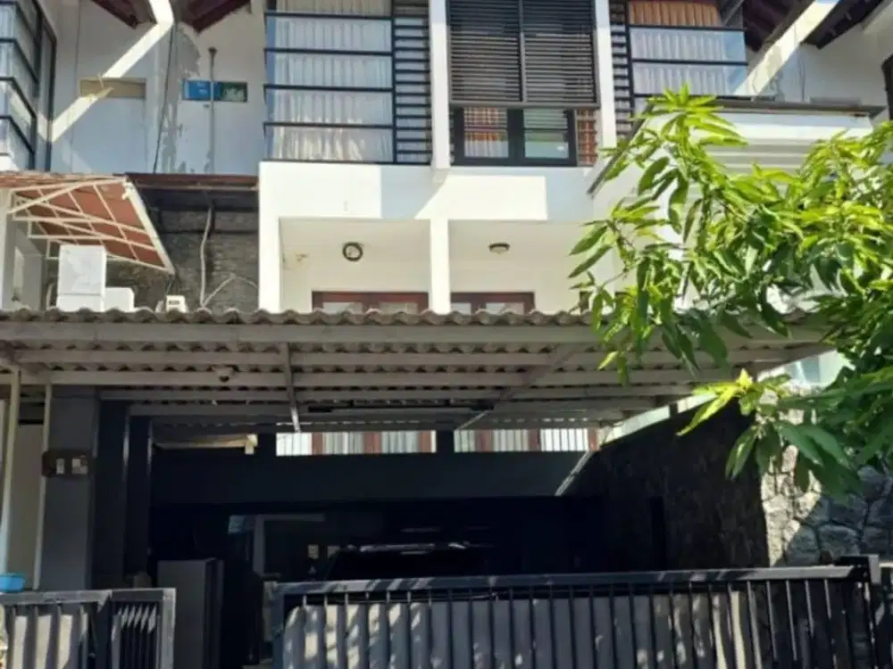 Dijual Rumah 2 Lantai Siap Huni Lingkungan Elit di Pakuwon Indah, Dekat PTC Surabaya Barat