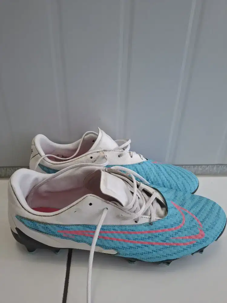 Sepatu bola merk Nike Phantom GX