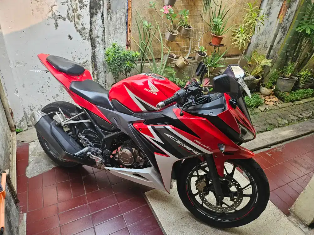 Honda Cbr 150 Merah 2018 Full orisinil.