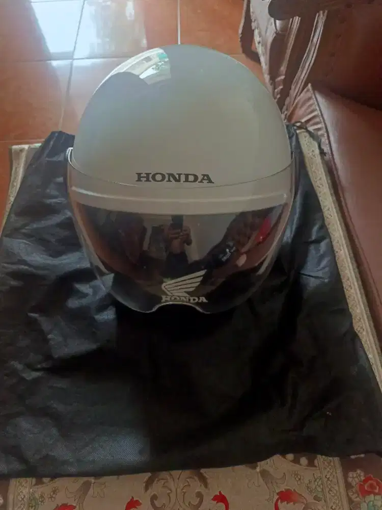 Helm dan jaket honda scoopy bawa motor