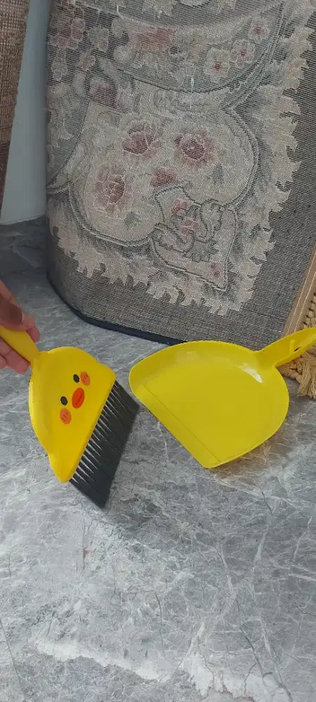Set sapu dan pengki mini karakter bebek lucu .