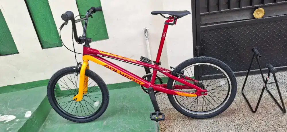 Di jual Sepeda bmx polygon razor pro kondisi baru