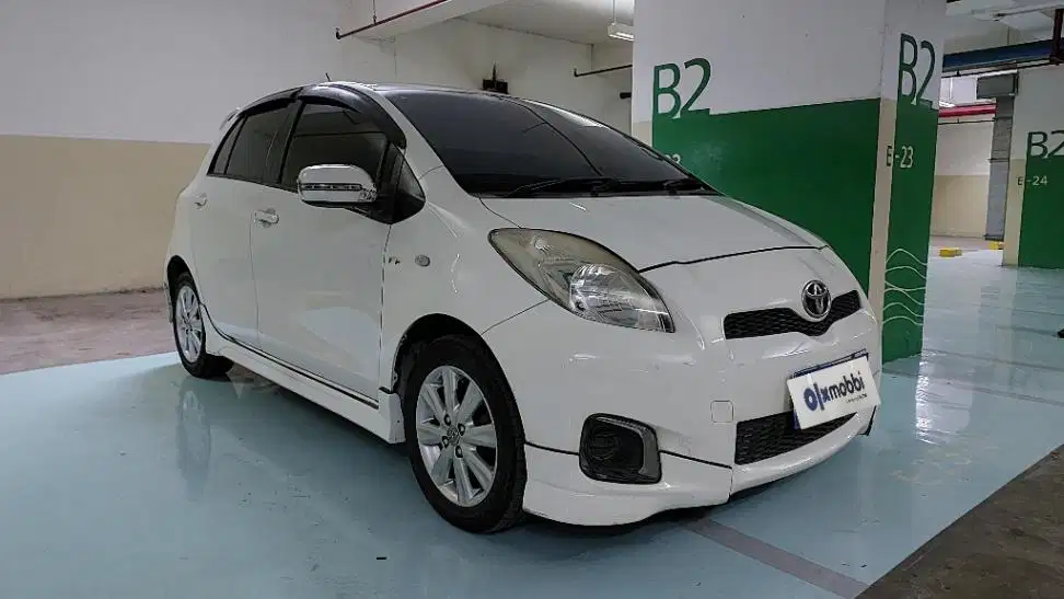 DP MURAH Toyota Yaris 1.5 E Bensin-AT 2013 Silver CFYRB