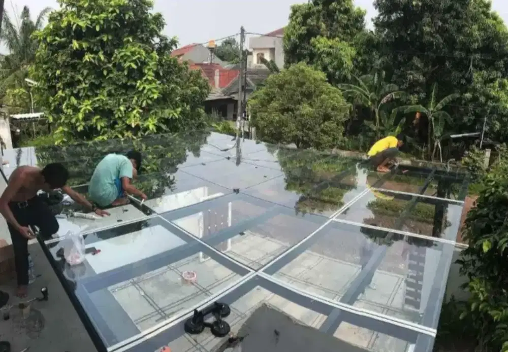 Pemasangan atap kaca