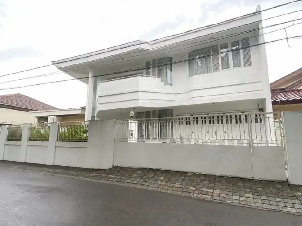 Rumah 2 Lantai 4+1 Kamar Dekat Lotte Mart di Sektor 6