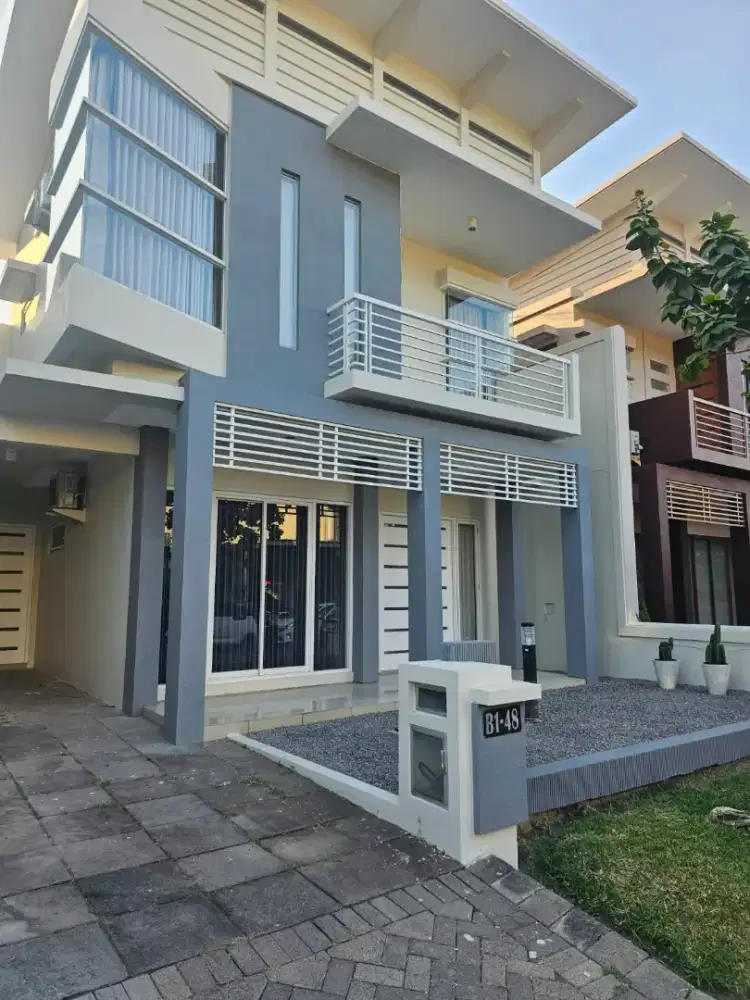DISEWAKAN RUMAH ROYAL RESIDENCE BUCKINGHAM SURABAYA BARAT