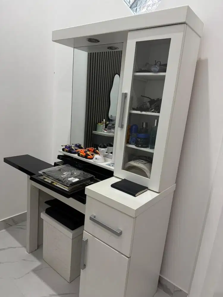 Meja rias untuk make up